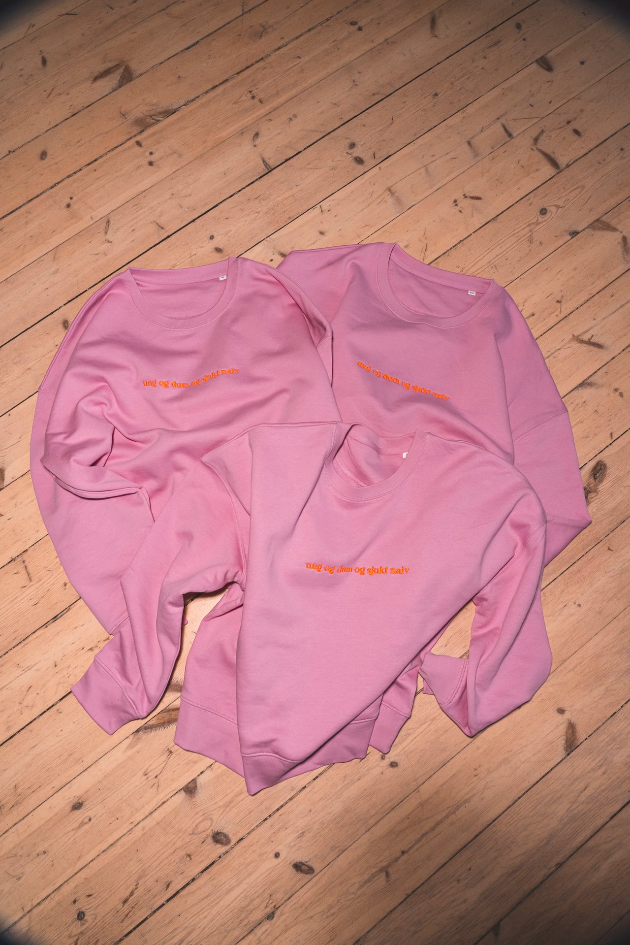 Ung og dum og sjukt naiv crewneck