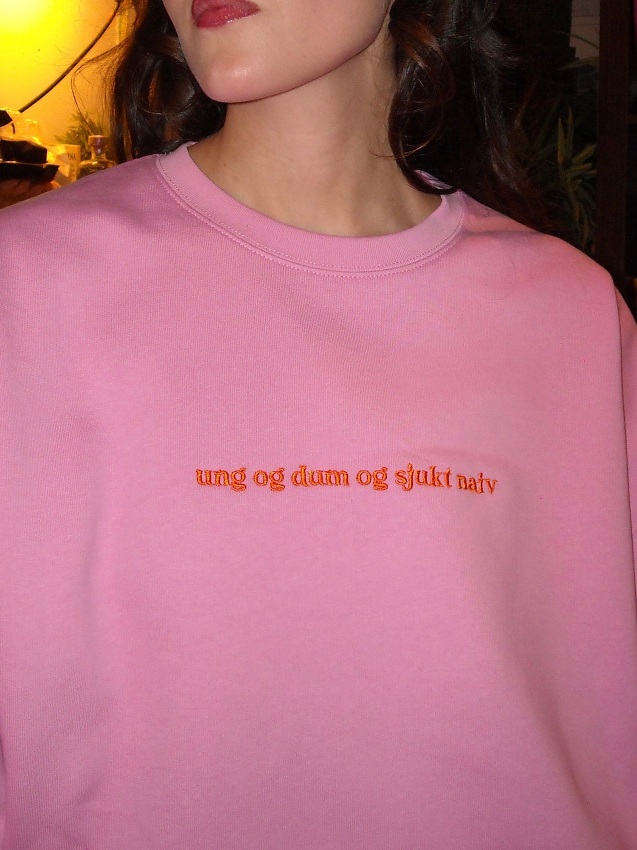 Ung og dum og sjukt naiv crewneck
